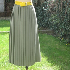 Vintage Khaki Pleated Skirt: Long Maxi Skirt with Elastic Waistband (UK16)