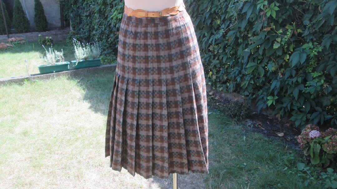 Classic Bermuda Length Pleat Skirt