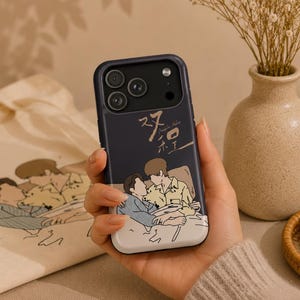 Peut inclure: Une coque de smartphone bleu marine foncé avec une illustration graphique de deux personnes allongées dans un lit. Le design comprend des caractères chinois et le texte Double Helix en blanc. La coque possède une découpe pour triple objectif.