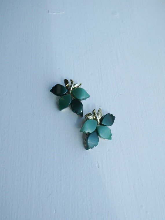 Vintage Green Leaf Clip on Earrings
