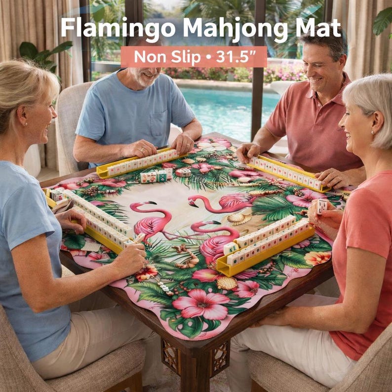 Puede incluir: Un tapete de Mahjong Flamingo antideslizante de 80 cm. El tapete presenta un dise&ntilde;o vibrante con flamencos rosas, flores y follaje tropical. Cuatro personas juegan al mahjong en el tapete.