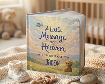 Peut inclure: Un livre cartonné carré intitulé A Little Message from Heaven written with love for Jacob, illustré d'un avion bleu, d'un ours en peluche et d'un ciel ensoleillé. À côté se trouvent des chaussons de bébé en crochet blanc et un hochet étoile en bois.
