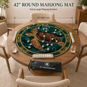 K&ouml;nnte beinhalten: Eine 106,7 cm gro&szlig;e, runde Mahjong-Matte mit einer Meeresschildkr&ouml;ten-Illustration auf dunkelblau-gr&uuml;nem Grund mit goldenen Akzenten. Sie enth&auml;lt verstreute Mahjong-Steine, vier Ablageleisten und eine schwarze Tasche mit Aufschrift 42" MAHJONG MAT.