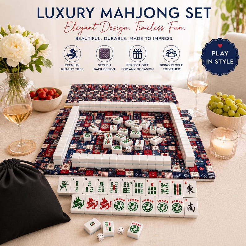 Peut inclure: Un ensemble de Mahjong de luxe avec des tuiles blanches et une surface de jeu &agrave; motifs. L'ensemble comprend un sac en tissu noir, des d&eacute;s et des &eacute;l&eacute;ments d&eacute;coratifs. Le texte indique "Luxury Mahjong Set" et "Elegant Design. Timeless Fun."