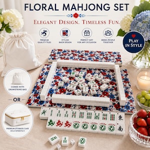 K&ouml;nnte beinhalten: Ein florales Mahjong-Set mit wei&szlig;en Spielsteinen und einer floral gemusterten Matte. Das Set enth&auml;lt einen Kordelzugbeutel oder eine Premium-Aufbewahrungstasche. Der Text auf dem Bild lautet "Elegant Design. Timeless Fun."