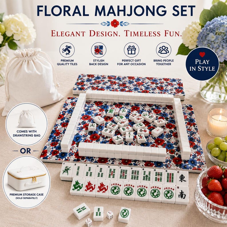 K&ouml;nnte beinhalten: Ein florales Mahjong-Set mit wei&szlig;en Spielsteinen und einer floral gemusterten Matte. Das Set enth&auml;lt einen Kordelzugbeutel oder eine Premium-Aufbewahrungstasche. Der Text auf dem Bild lautet "Elegant Design. Timeless Fun."