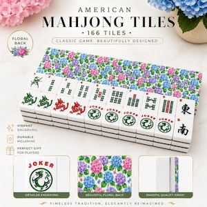 Pode incluir: Um conjunto de pe&ccedil;as de Mahjong americano com 166 pe&ccedil;as. As pe&ccedil;as brancas apresentam gravuras vibrantes e s&iacute;mbolos verdes, vermelhos e pretos. A caixa tem um design floral com flores rosa, azuis e roxas. O texto diz "American Mahjong Tiles".