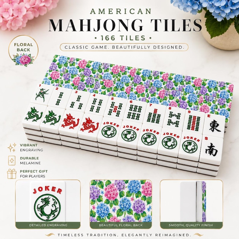 Pode incluir: Um conjunto de pe&ccedil;as de Mahjong americano com 166 pe&ccedil;as. As pe&ccedil;as brancas apresentam gravuras vibrantes e s&iacute;mbolos verdes, vermelhos e pretos. A caixa tem um design floral com flores rosa, azuis e roxas. O texto diz "American Mahjong Tiles".