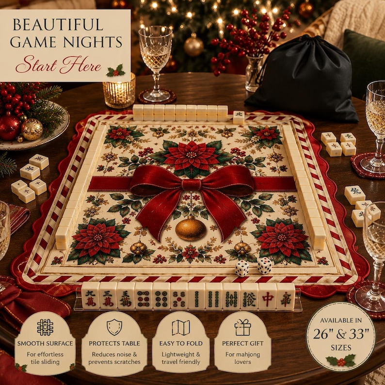 K&ouml;nnte beinhalten: Eine quadratische Mahjong-Matte mit einem festlichen Weihnachtsstern- und rotem Schleifenmuster sowie einem gewellten roten Rand. Das Set enth&auml;lt elfenbeinfarbene Mahjong-Steine, eine schwarze Aufbewahrungstasche und den Text Beautiful Game Nights Start Here.