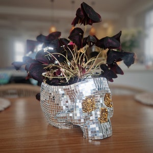 Maceta de espejo con forma de calavera plateada - Adorno de escritorio - Bola de espejos - Portalápices grande, soporte para teléfono o llavero y carta - Regalo hecho a mano