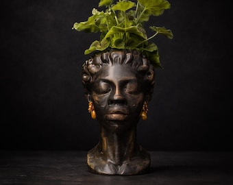 Vaso a forma di busto in pietra fusa / Scultura a profilo femminile, orecchini dorati, realizzato a mano nel Regno Unito