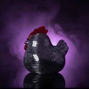 手仕上げのディスコミラーボールチキン彫刻 – ユニークな雌鶏のオーナメント、ガラスタイル装飾