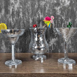Juego de bar Disco Delight: piña colada, copa de martini, copa de margarita, copa de vino y copa de champán.