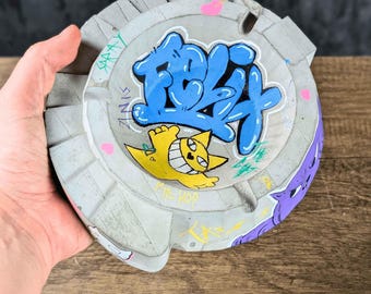 Individuell gestalteter Graffiti-Aschenbecher, personalisierte urbane Kunst aus Kunststein