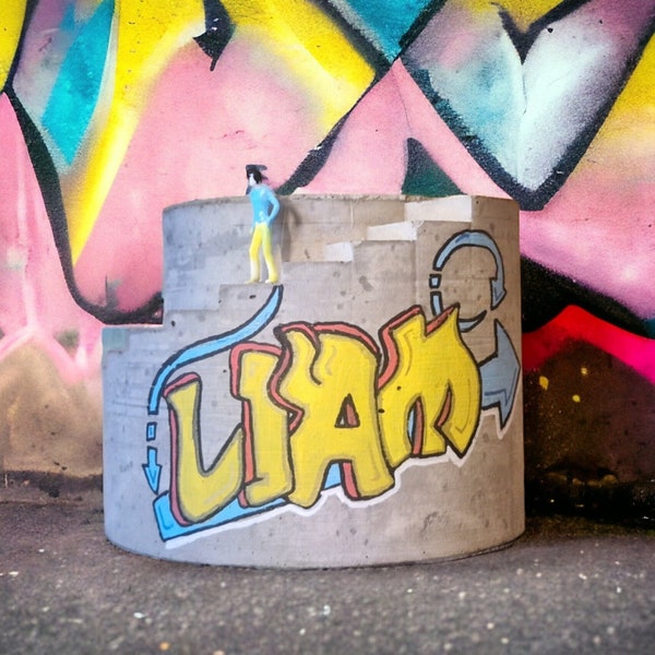 Statement Graffiti Blumentopf Klein – Personalisierter Keramik Übertopf – Miniatur Menschen inklusive – Treppen Schreibtisch Accessoire – Street Art Geburtstagsgeschenk