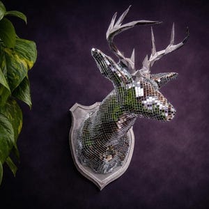 Arte mural de cabeza de ciervo con espejo / Montaje de ciervo con mosaico de bola de discoteca / Escultura de azulejo de espejo con taxidermia falsa / Hecho a mano en el Reino Unido / Despedida de soltero