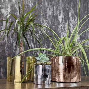 Disco Ball Plant Pot - Stunning Planter - Concrete Mirror Ball - Fun Suncatcher - Aesthetic Room Decor Glitter Decoration - Bookshelf Decor
