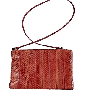 Bolso de hombro tipo sobre con diseño de piel de serpiente color frambuesa, años 80, VTG, EUC