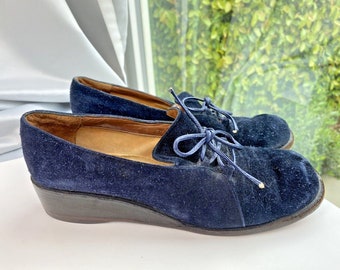Vintage 1950-60s Deep Blue Suede Slip Ons Suede Round Toe Women's 5.5 GORGEOUS
