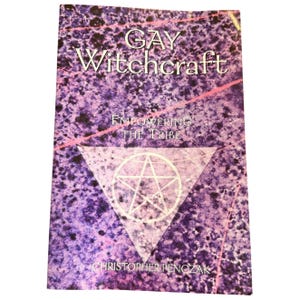 Può includere: Un libro intitolato Gay Witchcraft: Empowering the Tribe di Christopher Penczak. La copertina presenta uno sfondo maculato viola e nero con sottili linee rosa e un grande triangolo bianco contenente un simbolo di pentagramma bianco al centro.