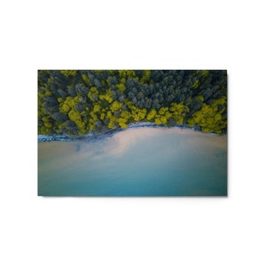 Een unieke metalen print om uw interieur te verbeteren: adembenemende luchtfoto van een beboste Pacific Northwest Shoreline