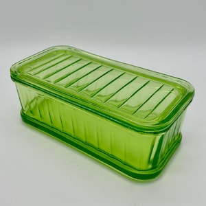 Vintage groene depressieglazen koelkast met deksel: groene gloed, uranium, jaren 1930