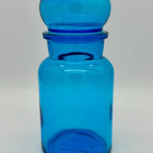 Botella de boticario vintage belga de vidrio azul agua con tapa de burbujas