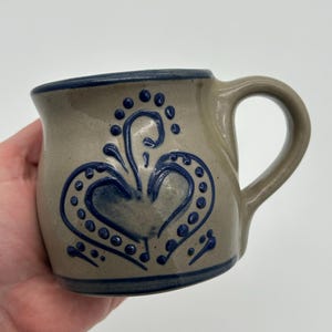 Vintage Beaumont Brothers keramik stengodsmugg 1998: Saltglasyr, hjärtdesign, signerad BBP