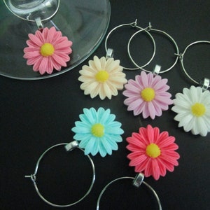 Daisy Wine Charms, Pretty Wine Tags, Set of 6, Daisy Flower Decor, Drink Marker, Housewarming Gift, Turquoise, Aqua, Green, Purple