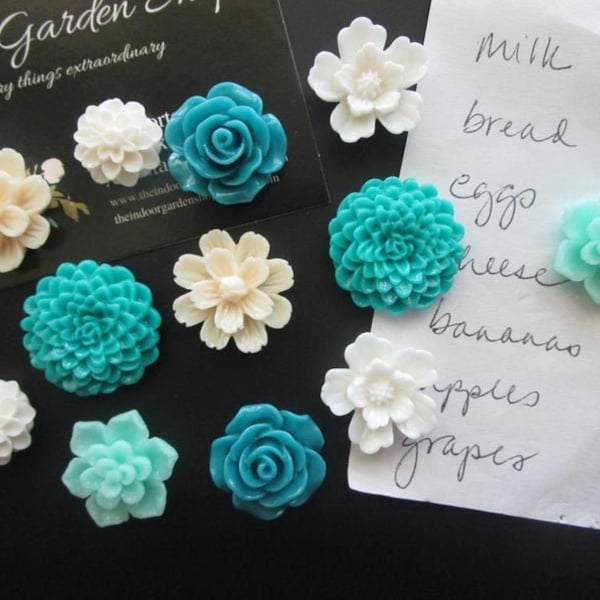 Koelkastmagneten, 12-delige bloemmagneten, blauwgroen, wit en crème, lockermagneten, housewarmingcadeaus, gastvrouw cadeaus, trouwbedankjes
