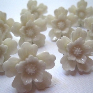 Flower Thumbtacks, Pretty Push Pins, White Sakura Tacks, Cottage Chic Thumbtacks,  Housewarming Gifts, Hostess Gifts, Wedding Favors