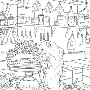Puede incluir: Un dibujo en blanco y negro de un gato en una cocina, comiendo un pastel que se ha ca&iacute;do de un pedestal. El pastel est&aacute; decorado con fruta y tiene un glaseado blanco. El gato est&aacute; de pie sobre sus patas traseras y tiene sus patas delanteras sobre el pastel. Hay otros art&iacute;culos de cocina en el fondo, incluyendo un estante con frascos y una taza en una mesa.