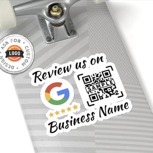 Peut inclure: Une planche à roulettes blanche avec un autocollant noir et blanc qui dit "Review us on" avec un logo Google review et un code QR qui dit "SAMPLE" et le texte "Business Name".