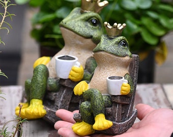 Frog Prince Garden Statues Garden Décor, Frog Garden Art Decorations, Garden Gnome Suitable for Patio, Lawn, Yard, Office, Housewarming Gift