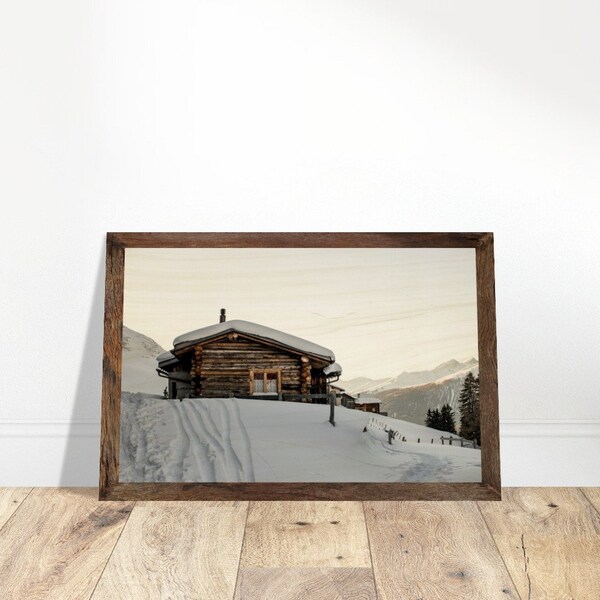 Fotoholzdruck Holzhütte in den Bergen in schneebedeckter Landschaft