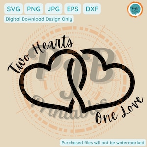 Könnte beinhalten: Zwei ineinander verschlungene schwarze Herzen mit dem Text "Two Hearts One Love" in schwarzer Kursivschrift.
