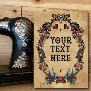 Puede incluir: Un estampado de arte de tatuaje de estilo vintage con un área de texto central rodeada por una corona de imágenes de tatuajes tradicionales. El diseño incluye sirenas, panteras, golondrinas, corazones y una polilla con una calavera. Una máquina de coser vintage está a la izquierda.