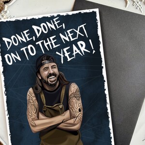 Foo Fighters Geburtstagskarte | Dave Grohl Illustration | „Fertig, Fertig, Auf ins nächste Jahr“ | A5 Premium Recycling-Karte | Schwarzer Umschlag enthalten