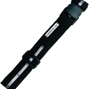 Puede incluir: Una taza de cerámica blanca con un asa negra y el texto "But First, Coffee" en negro, con una fuente de estilo manuscrito. La taza está sobre una superficie blanca.