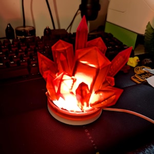 Crystal Cluster LED Lamp – USB Powered Fantasy Light | 3D Printed Resin Night Light | Red or Green Color Options