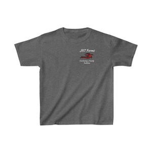 Könnte beinhalten: Ein dunkel-helles graues T-Shirt mit einer weißen Grafik eines roten Mähdreschers und dem Text "JNT Farms Continuing a Family Tradition".