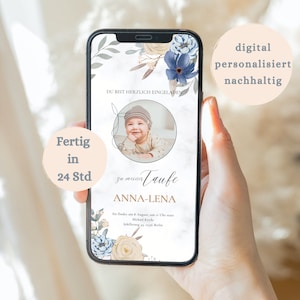 Op de afbeelding: Een digitale uitnodiging voor de doop van een baby. De uitnodiging heeft een bloemmotief met blauwe en witte bloemen, een foto van een baby en de tekst "Du bist herzlich eingeladen" (U bent van harte welkom), "Fertig in 24 Std" (Klaar in 24 uur), "zu meiner Taufe" (voor mijn doop), "ANNA-LENA", "Sie findet am 8. August, um 15 Uhr statt" (Het vindt plaats op 8 augustus om 15:00 uur), "Michael Kirche" (Michael Kerk), "Schillerweg 43, 13336 Berlin".