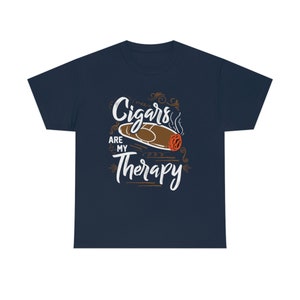T-shirt per terapia del sigaro; ragazzo del sigaro; amante dei sigari, avventuriero del whisky; Cubano; Camicia Stogie Bachelor Trip