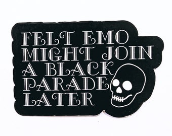Könnte beinhalten: Schwarzer Aufkleber mit weißem Text: "FELT EMO MIGHT JOIN A BLACK PARADE LATER" und einer Totenkopf-Grafik. Der Aufkleber hat einen gewellten Rand.