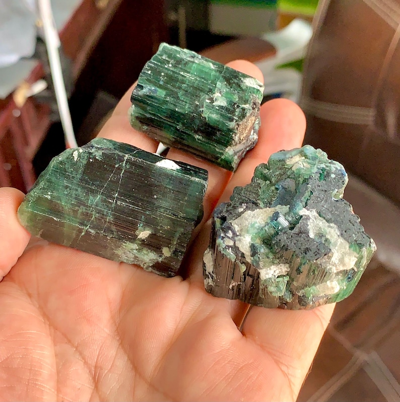 Indikolitblå turmalinkristaller: Terminerad sats, ursprung i Afghanistan, blå kapsylturmalinterminerade kristaller kombinerar tantalitkristaller bild 1