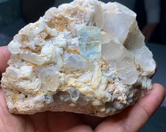 Cristal transparente de água-marinha azul, com terminação facetada, em matriz de feldspato de quartzo fumê, exemplar de 548 gramas - Skardu, Paquistão