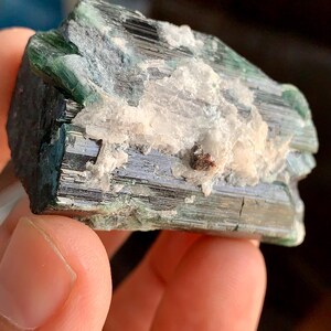 Indikolitblå turmalinkristaller: Terminerad sats, ursprung i Afghanistan, blå kapsylturmalinterminerade kristaller kombinerar tantalitkristaller bild 9