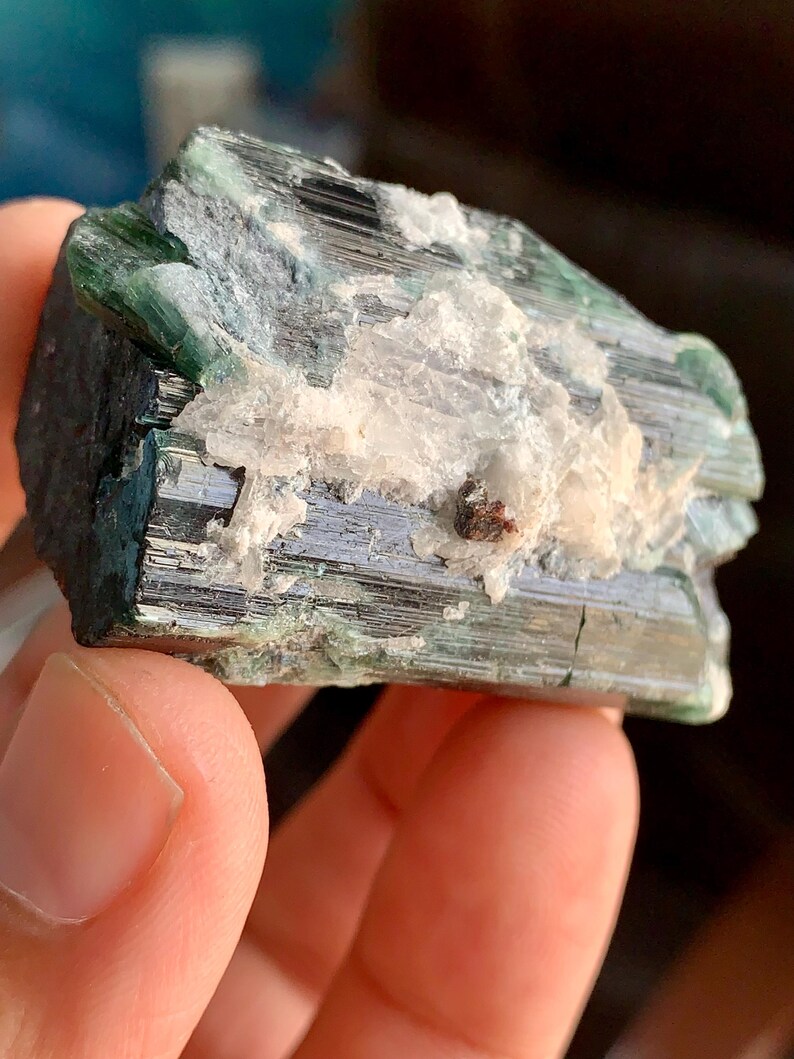 Indikolitblå turmalinkristaller: Terminerad sats, ursprung i Afghanistan, blå kapsylturmalinterminerade kristaller kombinerar tantalitkristaller bild 9