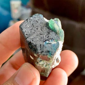 Indikolitblå turmalinkristaller: Terminerad sats, ursprung i Afghanistan, blå kapsylturmalinterminerade kristaller kombinerar tantalitkristaller bild 8