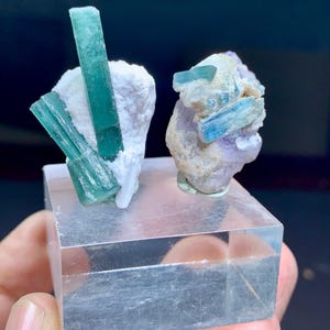 アルバイト上のインディコライトトルマリン双晶と紫アパタイトクラスター上のインディコライトトルマリン結晶2つの珍しい標本、希少な鉱山